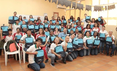 66 jóvenes y adultos de la IEO de Santa Librada recibieron kits escolares