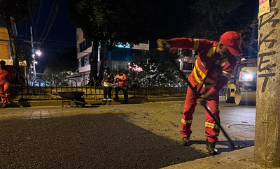 Cuadrilla nocturna de la Secretaría de Infraestructura atendió daño en vía que generaba riesgo en el barrio Villa del Sur