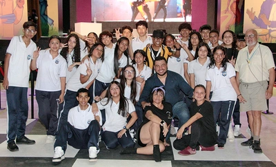 100 estudiantes de la Institución Educativa Isaías Gamboa bailan al ritmo de la cultura en el Festival Mundial de Salsa