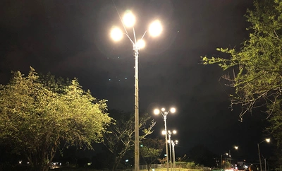Cali le gana terreno al abandono: Alcaldía y Emcali iluminan lote recuperado en el norte de la ciudad