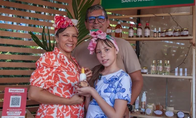 Del dolor a la dulzura de la miel: la historia de ‘Santo Ancestral’, un emprendimiento sostenible que florece con las abejas