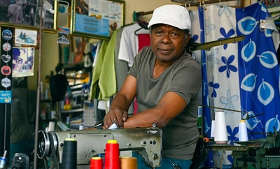 Entre hilos y salsa: la vida de Michino, el sastre del Obrero que hoy ve renacer su barrio