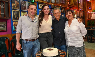 Un pastel para la historia: Alejandro Eder y la Gestora Social le cantaron el cumpleaños a La Matraca en sus 61 años