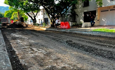 Sanando heridas del abandono en la Comuna 2: así avanza la Alcaldía Eder en el cumplimiento de acciones judiciales de sus vías