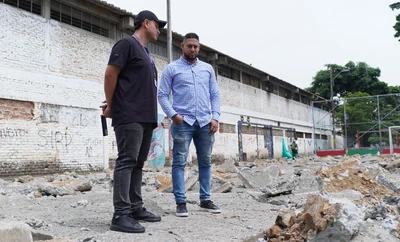 Avanza la reestructuración total de cancha múltiple en el barrio Poblado 2