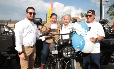 Cali fortalece el reciclaje con la entrega de siete nuevos moto-cargueros a organizaciones de recicladores de oficio