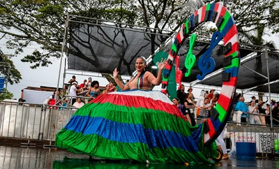 Color, tradición y creatividad: así son las minicarrozas que darán vida al Desfile del Carnaval del Cali Viejo 2025