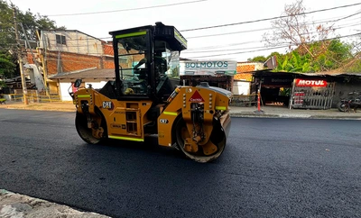 Vías de acceso al hospital Mario Correa Rengifo salen del abandono gracias a obras de pavimentación de la alcaldía Eder