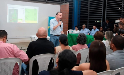 Alcalde Alejandro Eder escucha y atiende a la comunidad en Las Vegas de Comfandi, zona de expansión en el sur de Cali