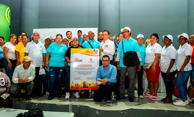 Alcaldía de Cali firma compromiso con vendedores informales para el cuidado del ‘Alumbrado Navideño de 2025’