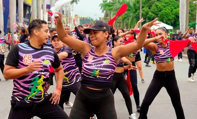 1.400 bailarines llenaron de ritmo y alegría la calle 25 en el primer gran ensayo del Salsódromo 2025