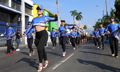 Salsódromo: últimos ensayos en la Calle 25 para el gran desfile inaugural de la Feria 68 en la Autopista Suroriental