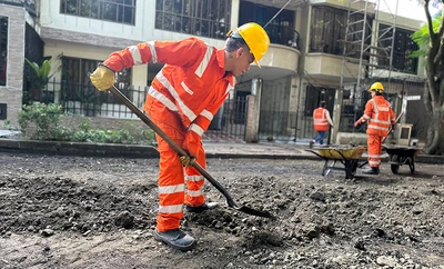 ¡Ciudad 2000 se recupera! Alcaldía Eder avanza la restauración de las vías de este emblemático barrio de Cali