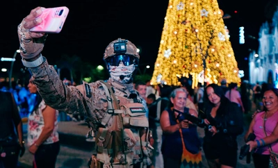 ‘La sucursal de la Navidad’ sigue brillando: Alcaldía de Cali respalda a vendedores informales y artistas en el alumbrado