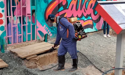 Salud Cali adelantó labores de fumigación y control de vectores en la calle de la salsa del barrio Obrero