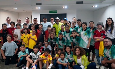 Niños de Cali tuvieron un encuentro muy especial con ‘Capitanes Legendarios’, amigos de Mario Alberto Yepes
