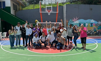 La comunidad educativa de la sede Antonia Santos ya disfruta de una nueva placa deportiva