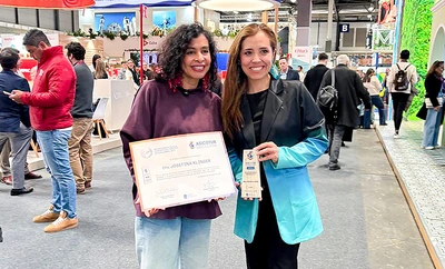 Fitur reconoce la labor de Josefina Klinger y la secretaria María Fernanda Campuzano recibe el galardón en su representación
