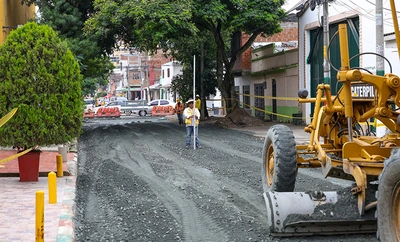 Menos polvo, menos accidentes y mejores vías en la comuna 8; avanza la recuperación de 16 tramos viales