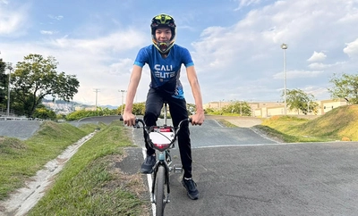 El ‘Juanes’ del barrio El Poblado ganó dos oros en el campeonato nacional y pedalea firme hacia el Mundial de BMX en Australia