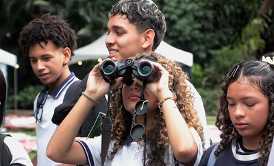 Estudiantes de Cali pajarearon en el Orquideorama durante la Colombia Birdfair