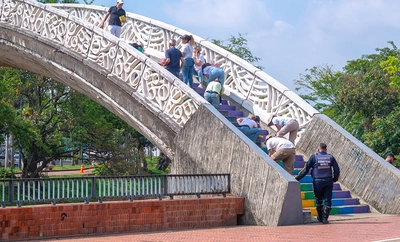 En San Valentín, Cali renovó su cariño al Puente del Arco, con una jornada de amor por lo público