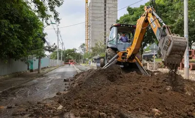 Con maquinaria en obra, la Alcaldía recupera la calle 4B en el sur de Cali