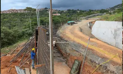 Con la fundición del muro de contención frente al batallón avanza construcción de nueva rotonda de la carrera 80