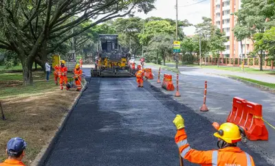 Maquinaria amarilla de la recuperación de Cali interviene la Avenida Simón Bolívar