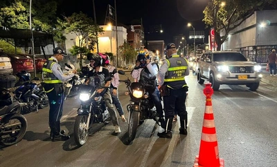 Movilidad aclara a los motociclistas que ya no es obligatorio el número de placa en el casco y el chaleco