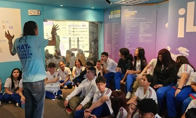 Estudiantes de Cali recorren la exposición ‘Hay futuro, si hay verdad’: memoria histórica sobre el conflicto armado