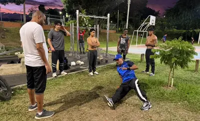 La calle se convierte en gimnasio: jóvenes de la Comuna 5 se activan con el ‘street workout’ en el Polideportivo Dakota