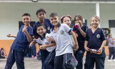 “Esto es lo mejor que pueden hacer por nuestros niños”: profesoras de la Comuna 8 celebran que ‘Invertir para Crecer’ llegó a sus sedes educativas
