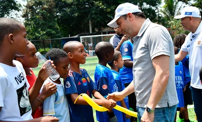 Una cancha que devuelve sueños: Alcaldía entrega renovado escenario deportivo para más de mil niños en la comuna 15