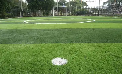 Cali acelera la recuperación de sus canchas sintéticas: El Vallado y Nueva Floresta ya muestran nueva cara