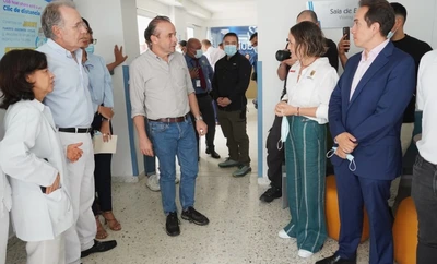 Cuando aprender sana: el aula hospitalaria que acompaña a 30 niños en el Club Noel recibió la visita del alcalde Alejandro Eder