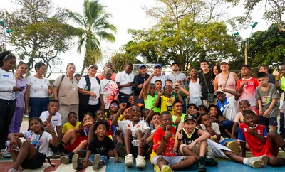 Alcaldía generó una gran felicidad en la comunidad de Manuela Beltrán con la entrega de su cancha múltiple