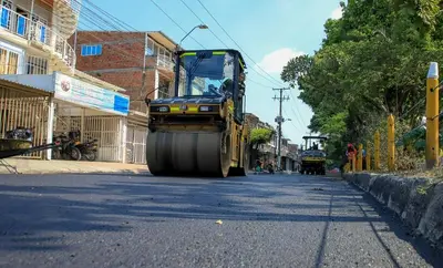 Vecinos de El Poblado en el oriente de Cali estrenan vía, la calle 42 que esperaron por años