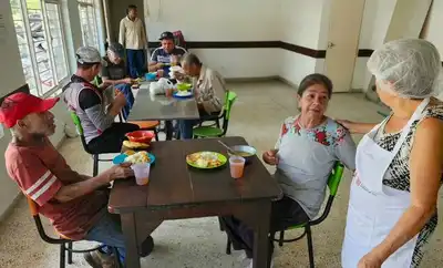 La sazón del amor y la esperanza se sirve en el barrio Boyacá: así opera el comedor comunitario de “Mamá Lucy” en la comuna 11 de Cali