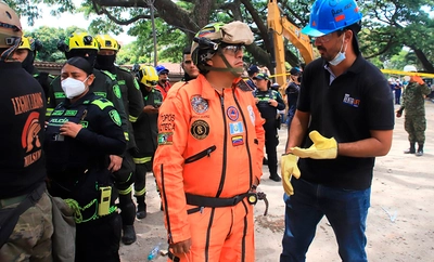 Ingenieros estructurales de la Unidad Nacional para la Gestión del Riesgo de Desastres recorren la ciudad en una carrera por salvar vidas