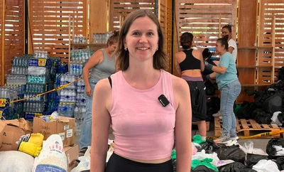 La solidaridad no tiene límites ni fronteras en Cali: voluntarios extranjeros cambiaron sus planes de viaje para ayudar en el centro de acopio