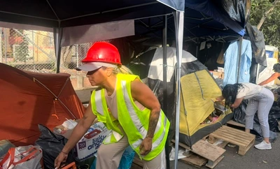 En Chiminangos, la ayuda mutua hace más llevadera la instrucción de desalojar los apartamentos tras el terremoto