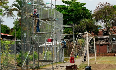 Unidad Recreativa del barrio 12 de Octubre recibió una buena mano en su pantalla y juegos infantiles