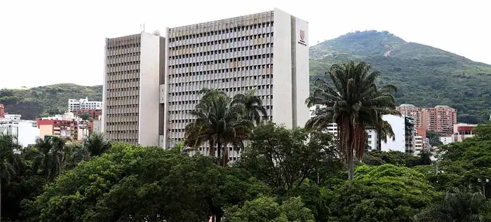 Localización física, días y horarios de atención