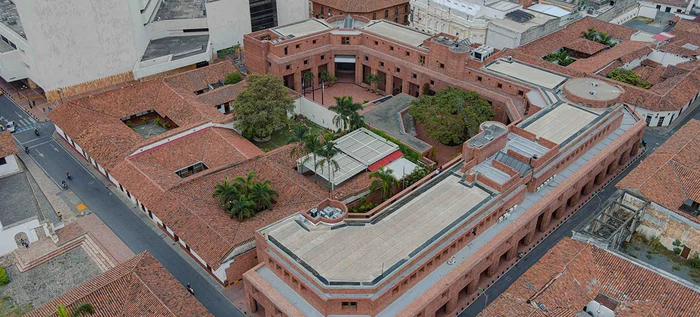 Localización física, días y horarios de atención