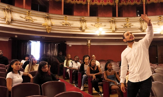 Descubre cómo programar tu visita guiada al Teatro Municipal Enrique Buenaventura