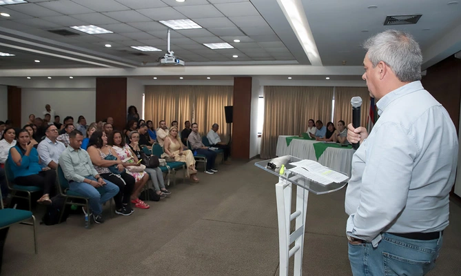 Alcaldía de Cali y UNIR presentan convenio de becas académicas para servidores públicos y contratistas