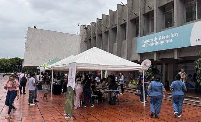 Caleños que transitaban por el CAM conocieron todos los detalles del ‘Predial Social’ y disfrutaron de oferta institucional de la Alcaldía