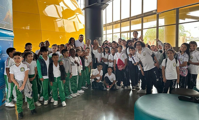 Con sonrisas y ciencia, 300 estudiantes de colegios oficiales de Cali  celebraron el día del niño en Yawa