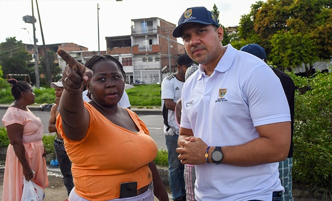 Alcaldía de Cali atiende familias afectadas por incendio en  asentamiento del oriente de la ciudad
